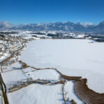 Luftaufnahme vom Winter in Hopfen am See.