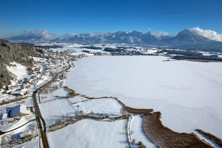 Luftaufnahme vom Winter in Hopfen am See.