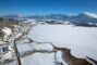 Luftaufnahme vom Winter in Hopfen am See.