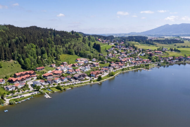 Luftbild von Hopfen am See.