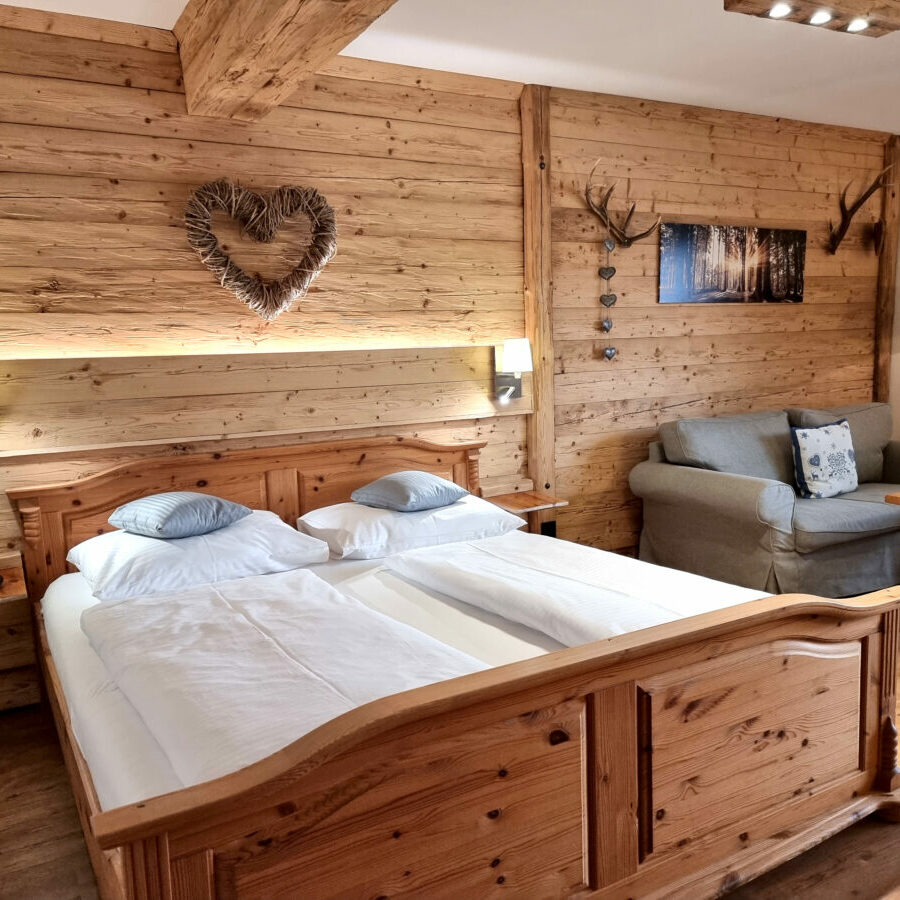 Schlafzimmer mit viel Holz am Hopfensee.