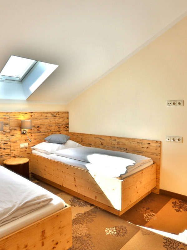 Schlafzimmer mit getrennten Betten im Seehotel Hartung.