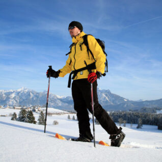 Schneeschuhwanderer im Allgäu am Hopfensee.